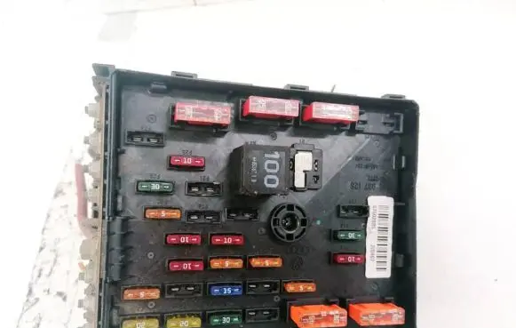 Volkswagen PASSAT B6 Fuse box set 3C0937125 68592777