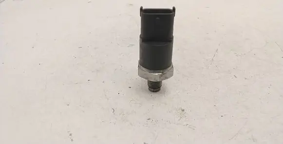 BMW 5 E39 Fuel pressure sensor 0281002475