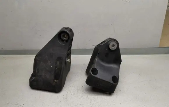 Mercedes-Benz E W213 Engine mounting bracket A6542230100 A6542232200
