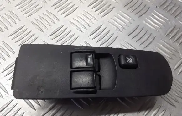 Mitsubishi Colt Electric window control switch 8608A179