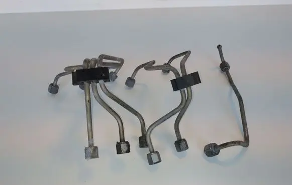 Volvo V70 Fuel injector supply line/pipe 