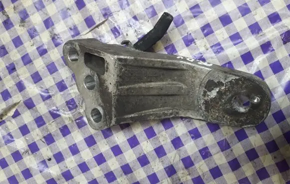 KIA Ceed Engine mounting bracket