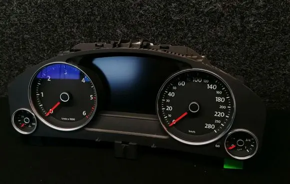 Volkswagen Touareg II Speedometer (instrument cluster) 7P6920882M