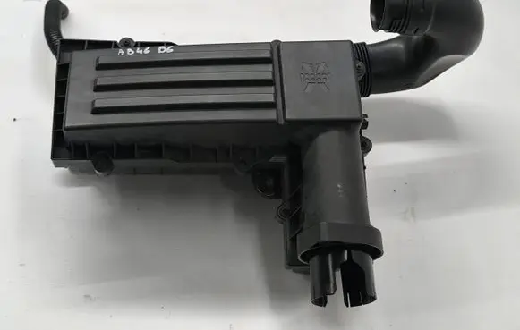 Volkswagen PASSAT B6 Air filter box 3C0129607BF