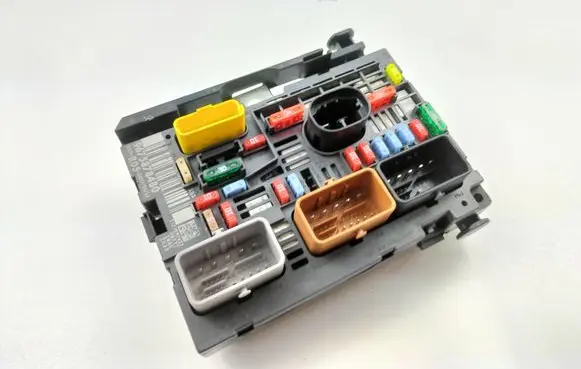 Peugeot 308 Fuse module 9675878480