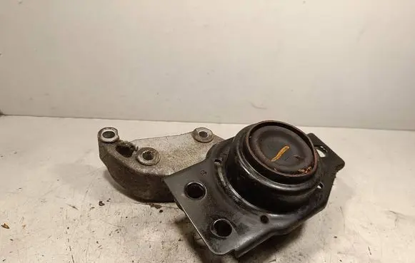 Nissan Qashqai Engine mount bracket F6036100