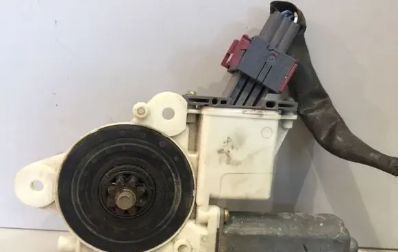 Toyota Avensis T250 Front door window regulator motor 992045100