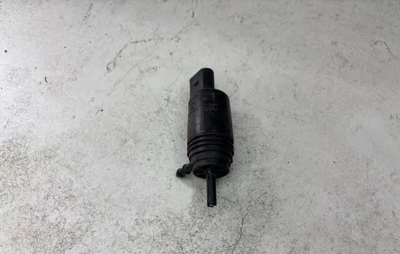 BMW 5 E60 E61 Windscreen/windshield washer pump 8377612
