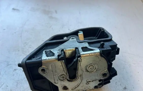 BMW X3 E83 Rear door lock 7154629