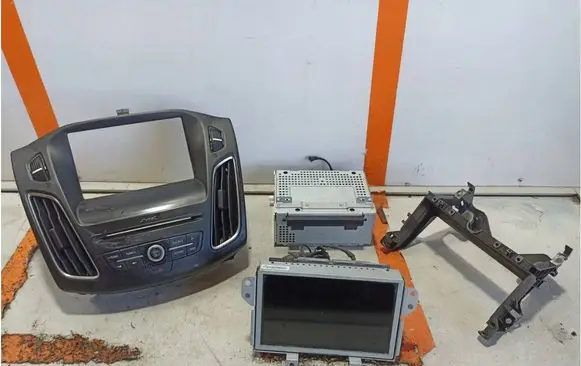 Ford Focus Radio/CD/DVD/GPS head unit F1BT18C815LL HM5T14G370GNG