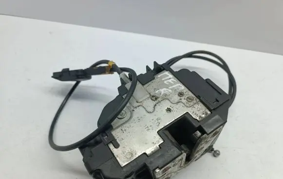 Nissan Note (E11) Front door lock 1706C