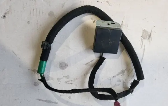 Renault Twingo III Aerial antenna amplifier 282129040R 2101060308