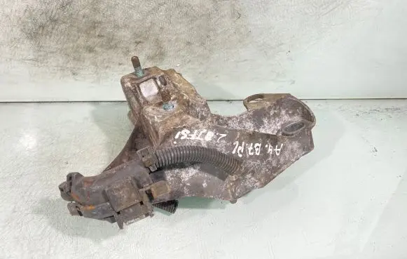 Audi A4 S4 B7 8E 8H Engine mounting bracket 8e0199352f