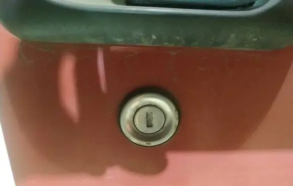 Peugeot Boxer Front door lock (next to the handle) 