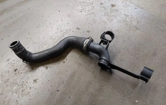 Engine coolant pipe/hose