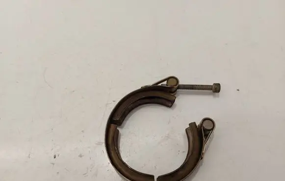 Volkswagen PASSAT B8 Muffler pipe connector clamp 04L131455A