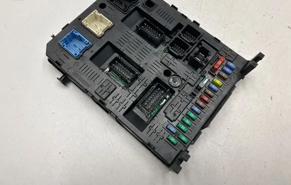 Peugeot 5008 Fuse module 281197595