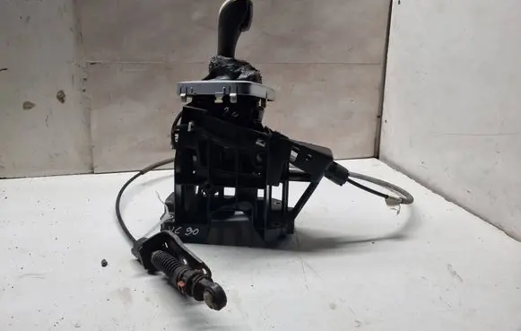 Volvo XC90 Gear shifter/selector P08689424