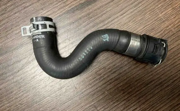 Renault Trafic III (X82) Engine coolant pipe/hose 217424247R