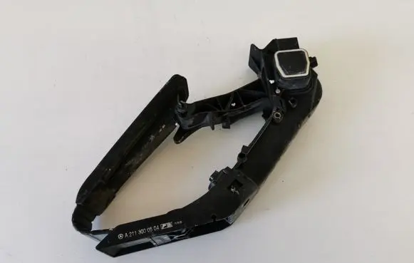 Mercedes-Benz E W211 Accelerator throttle pedal A2113000504