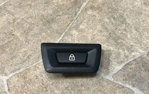 BMW 5 F10 F11 Tailgate/boot open switch button 9162644