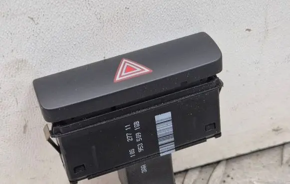 Volkswagen PASSAT B7 Hazard light switch 3AA9535091QB