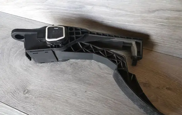 Mercedes-Benz R W251 Accelerator throttle pedal A1643000104 010408 010908