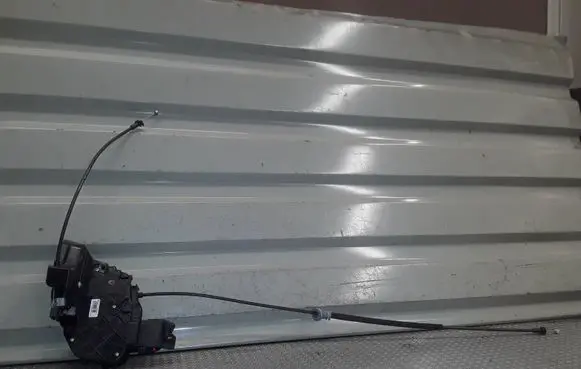 Volvo C30 Front door lock 30799303