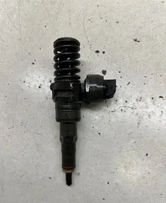 Volkswagen Golf V Fuel injector 038130073AG 0414720215