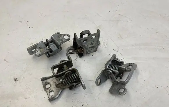 Chrysler 300 - 300C Front door lower hinge 