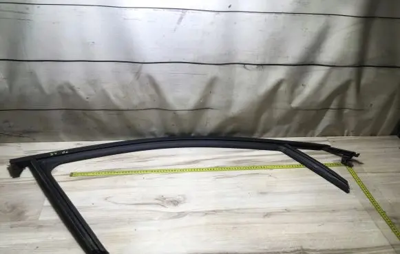 Citroen C5 Aircross Front door glass trim molding 9811246680