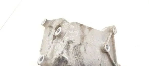Nissan Qashqai Engine mounting bracket