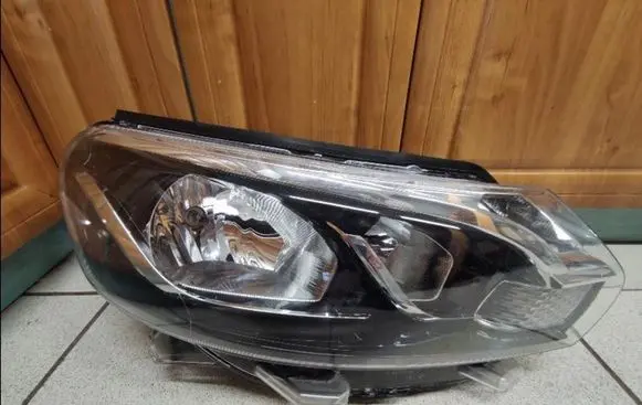 Toyota Avensis T250 Headlight/headlamp 9808581180