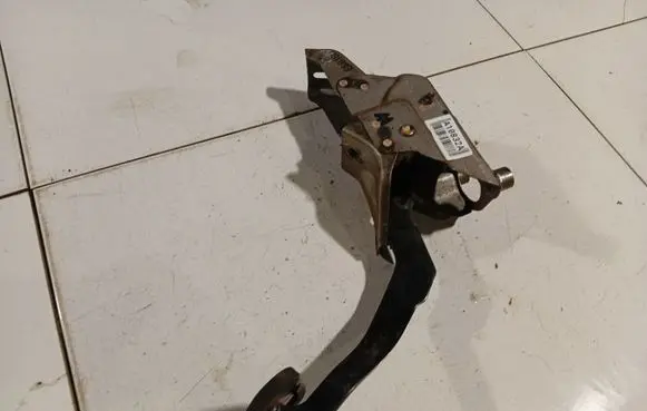Honda FR-V Clutch pedal 