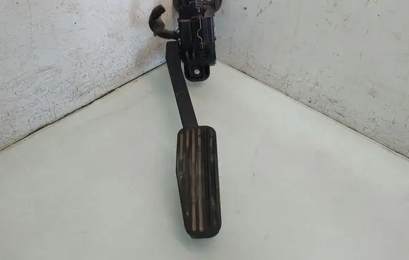Accelerator throttle pedal