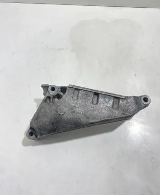 Engine mounting bracket