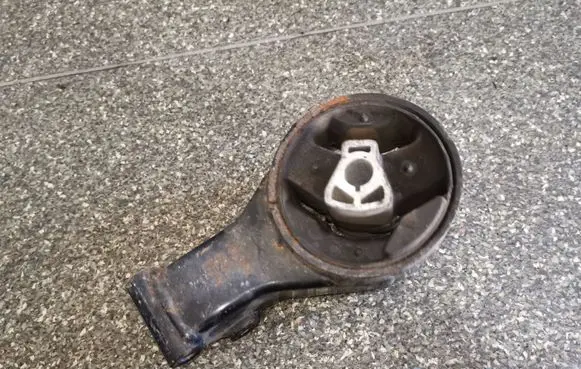 Chevrolet Orlando Engine mount bracket 13248630