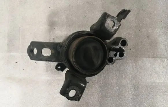 Toyota Avensis T270 Engine mount bracket 123050R030
