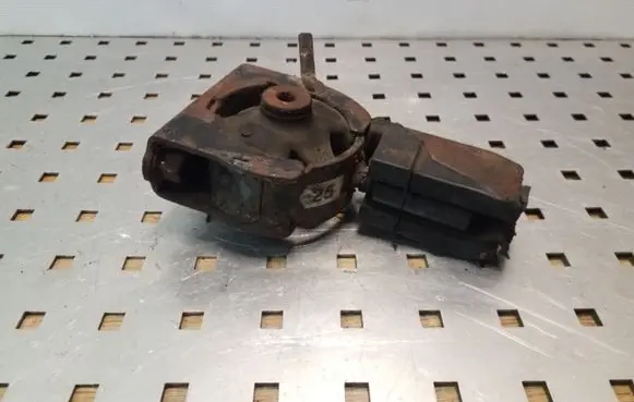 Toyota Avensis T250 Engine mount bracket
