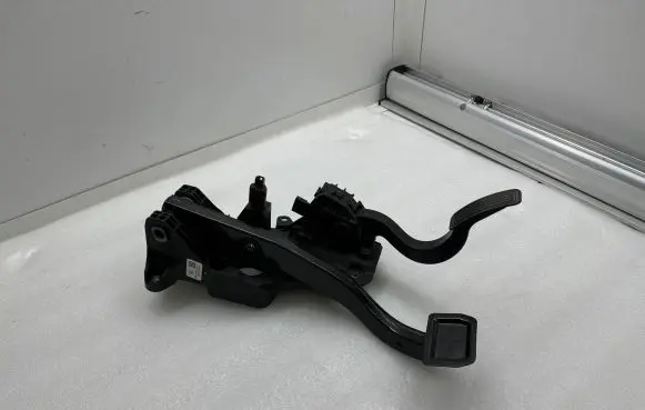 Tesla Model Y Pedal assembly 118869100B KSR21197001443 1197001443