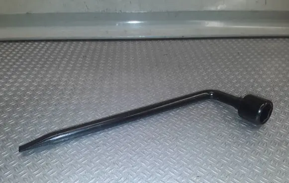 KIA Sorento Wheel nut wrench 