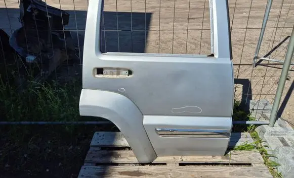 Jeep Cherokee III KJ Rear door