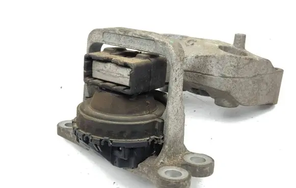 Nissan X-Trail T32 Engine mount bracket