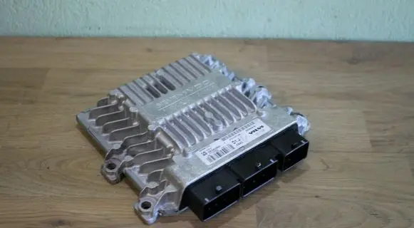 Volvo V50 Engine control unit/module 31211071