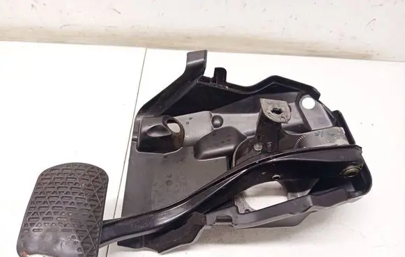Mercedes-Benz E W211 Brake pedal A2116801318