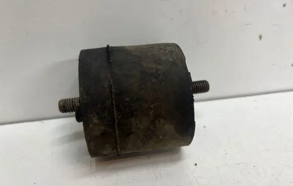 BMW 5 E34 Engine mount bracket