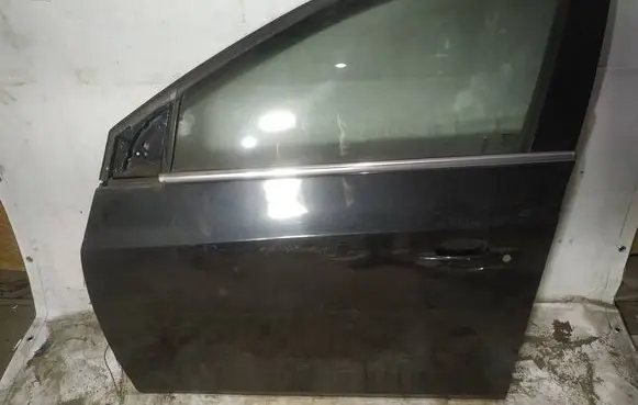 Chevrolet Cruze Front door juodos