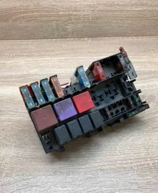 Renault Scenic I Fuse module 7703497782A