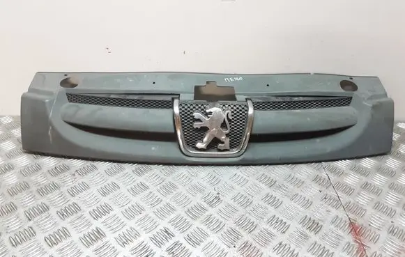 Peugeot Partner Front bumper upper radiator grill