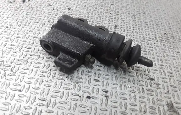 Nissan X-Trail T30 Clutch slave cylinder 